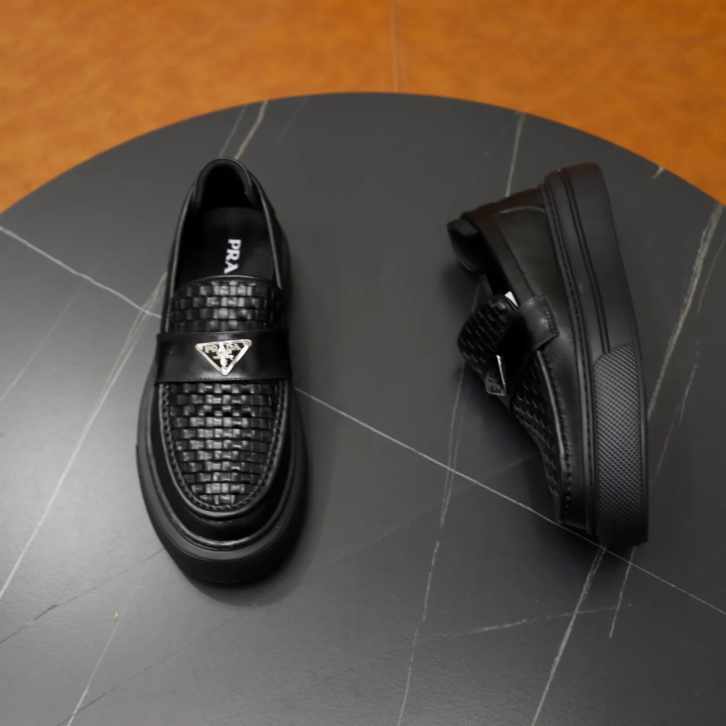 Ex-factory price: 500💰🙅‍♂️🙅‍♂️🙅‍♂️ Brand: PRADA Standard code: Men's code 38-44 (45 can be customized) Grade: Same style as the official website Original order quality Material: Original cowhide surface Comfortable lining Original outsole Style category: Men's fashionable casual leather shoes Distinguished big-name luxury elements Top luxury Color: Color of the actual picture